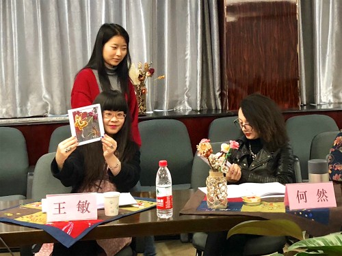yl6809永利官网人文学院(中国语言学院)教授 yl6809永利官网新疆文化发展研究中心主任王敏正在展示传承成果作品 yl6809永利官网人文学院(中国语言学院)教授 yl6809永利官网新疆文化发展研究中心主任王敏正在展示传承成果作品